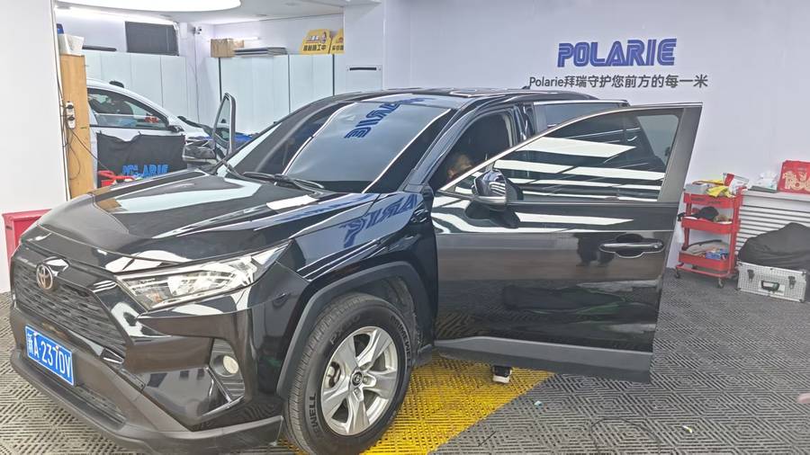 丰田RAV4在膜猩车改Polarie拜瑞车间施工